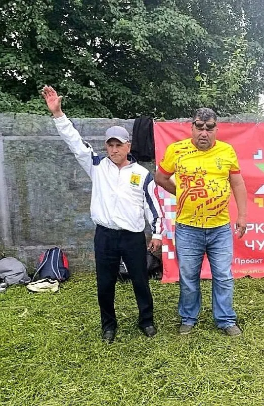 В чатах местных футболистов появился призыв голосовать за партию власти; после обращения КПРФ чиновнику вынесли штраф. История касается регионального уровня и вызывает вопросы о партийной агитации на общественных объектах.