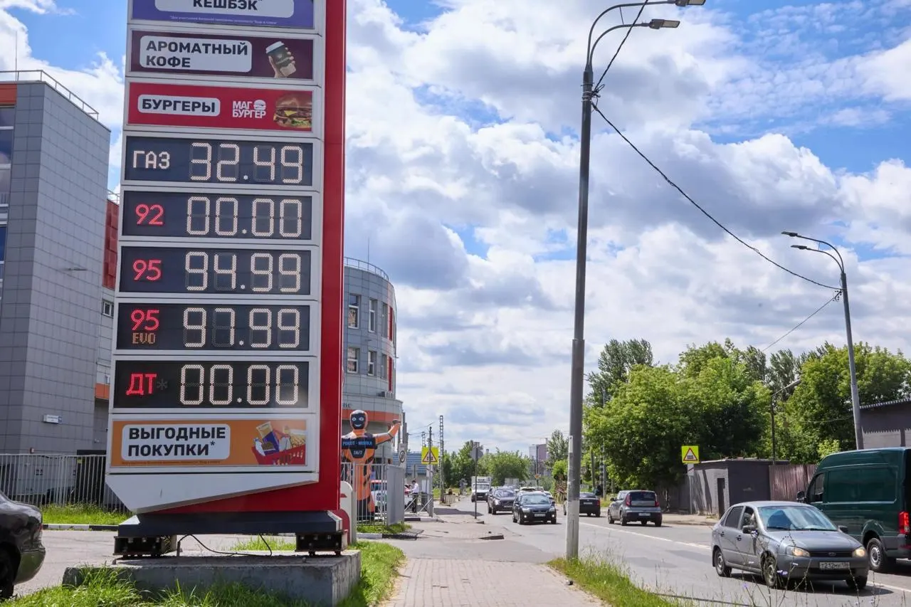 ФАС фиксирует массовые претензии к продавцам топлива из-за резкого роста цен; ситуация на рынке продолжает развиваться по регионам.