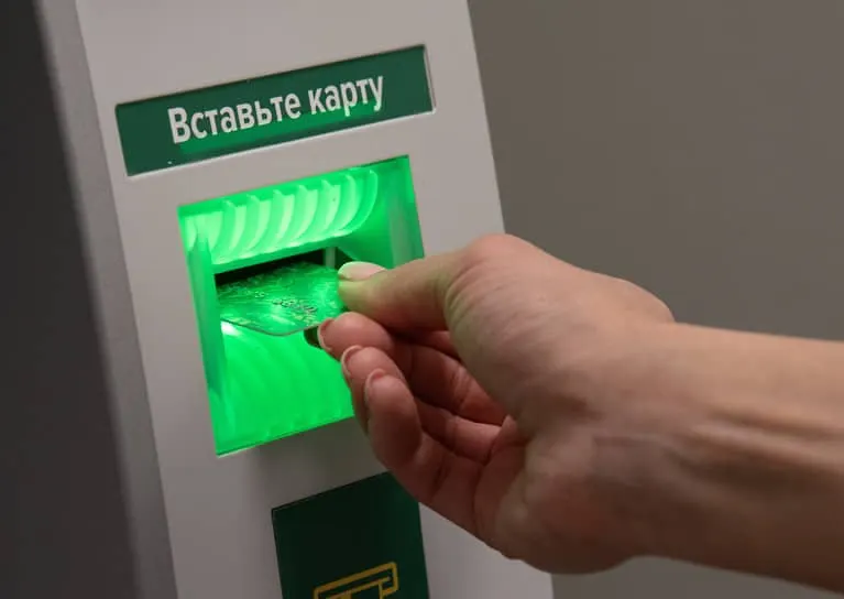 Поправки предусматривают новое основание для блокировки счетов: частичное совпадение данных клиента с данными лиц, чьи средства подлежат заморозке; банки смогут при совпадении приостанавливать операции на пять рабочих дней.