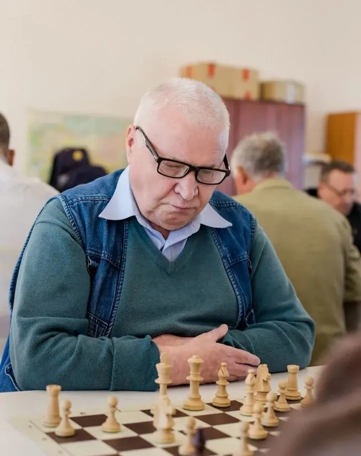 Кандидат в Госсовет Чувашии по одномандатному округу №7 стал фигурантом дела. Расследование подтвердило сокрытие дохода в виде пособия по временной нетрудоспособности на сумму свыше 11 тысяч рублей; банки зафиксировали активы помимо указанных счетов. В тексте упоминается надпись на книге авторства, призывающая выбрать между добром и злом.