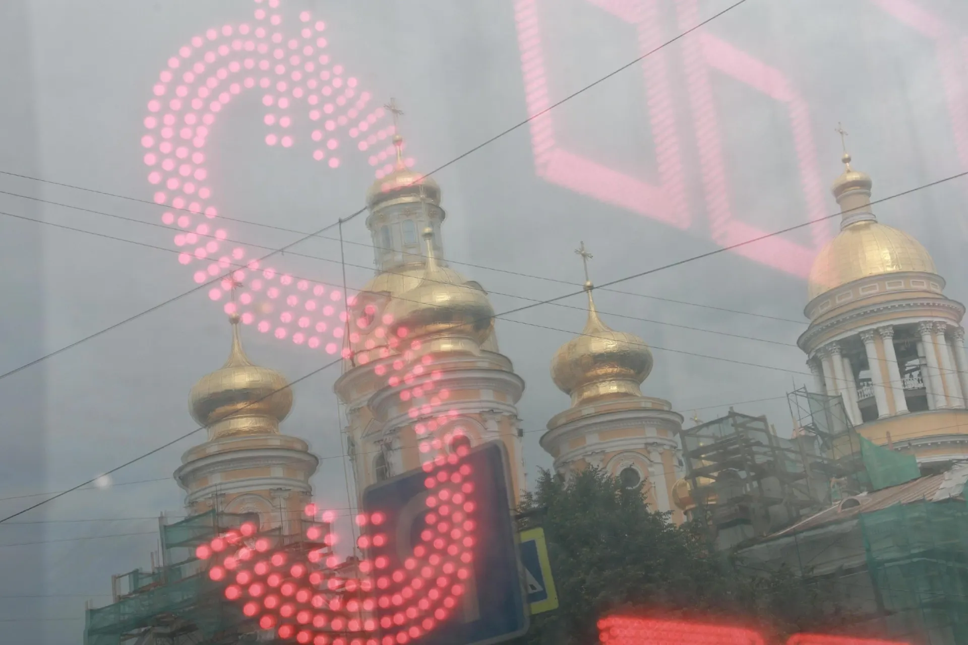 За лето рубль снизился примерно на 25% к доллару; эксперты предупреждают о дальнейшем ослаблении и возможных последствиях для цен и повседневной жизни.