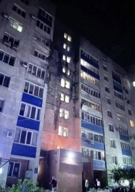 За ночь над территорией РФ зафиксирована волна беспилотных атак: поврежден порт Усть-Луга и жилой дом в Новокуйбышевске; есть раненые и потери в Белгородской области, продолжаются боевые действия на Украине.