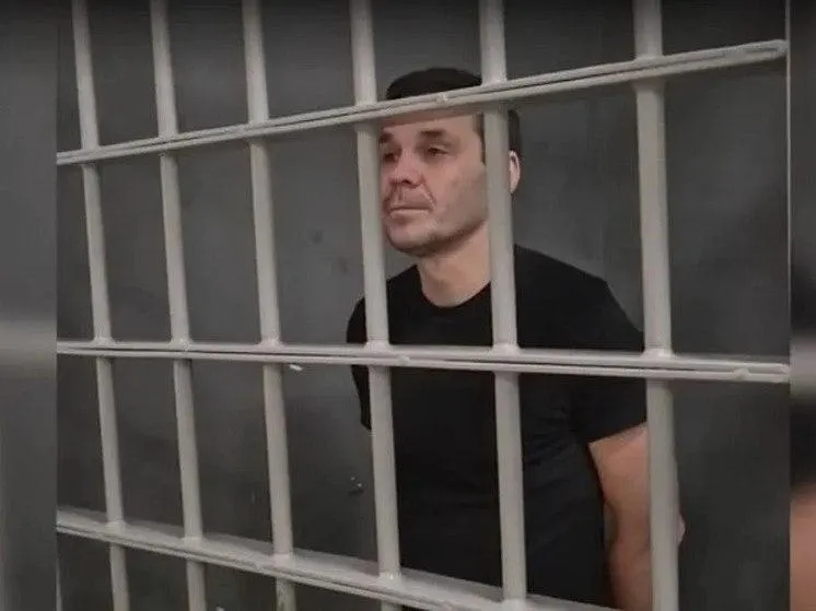 Гражданин двойного гражданства осуждён за госизмену; приговор сопровождают вопросы о достоверности показаний и эпизоды повторных задержаний.