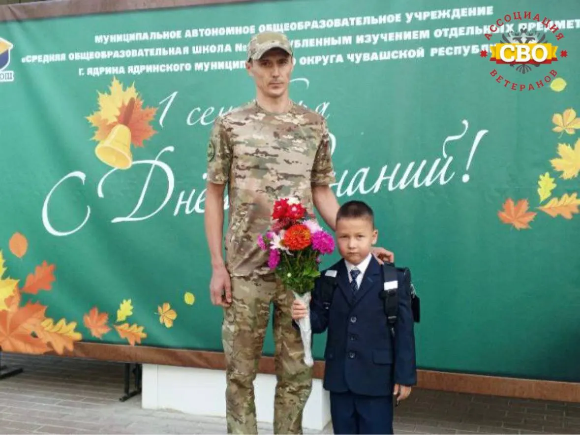 На линейки в Чувашии пришли ветераны и дети, чьи отцы погибли на войне; участники называют это поддержкой семей, однако часть общества задаётся вопросами милитаризации школьной жизни.