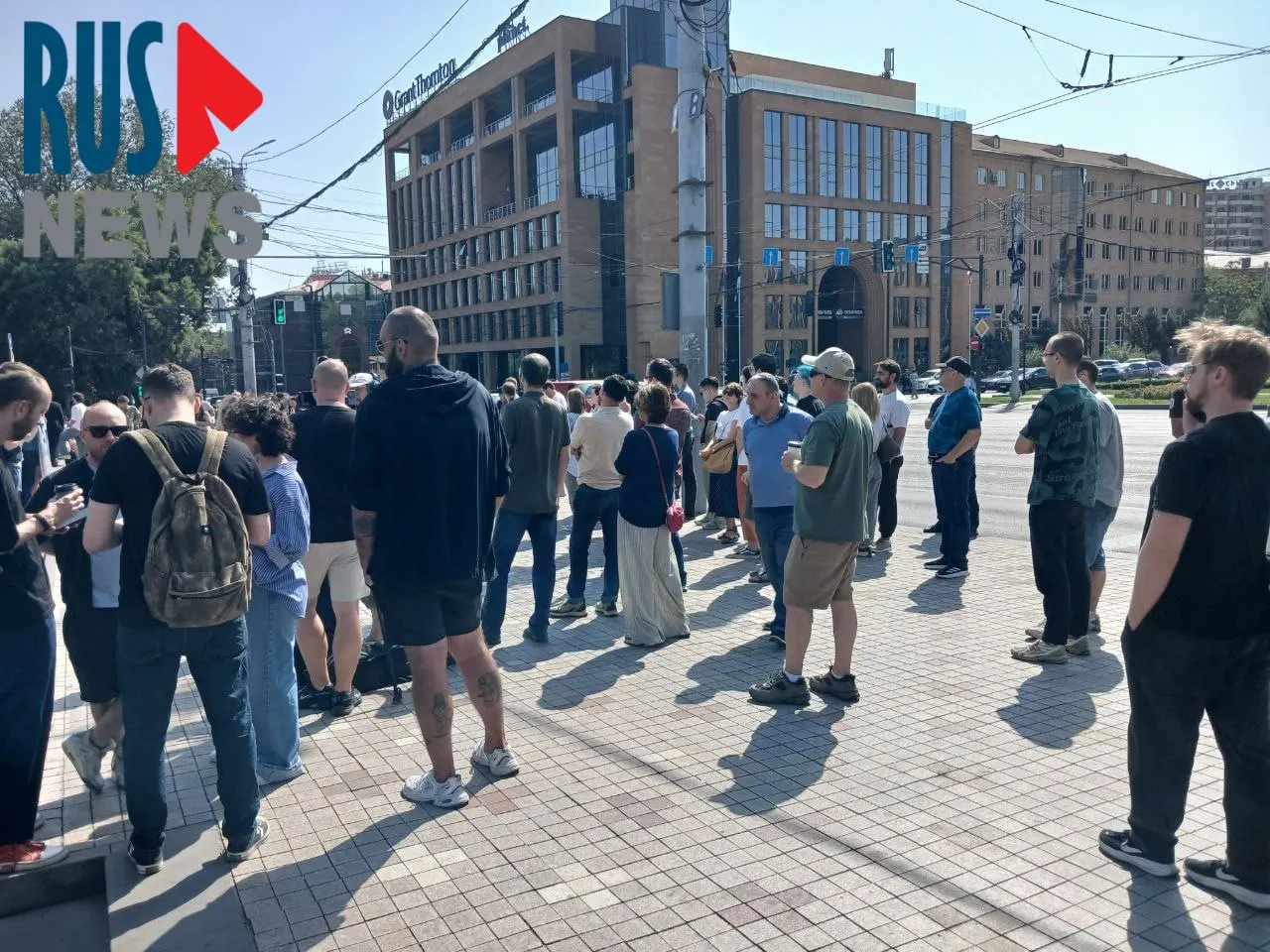 У посольства России в Ереване сформировалась длинная очередь на голосование; рядом проходит митинг около 100 участников.