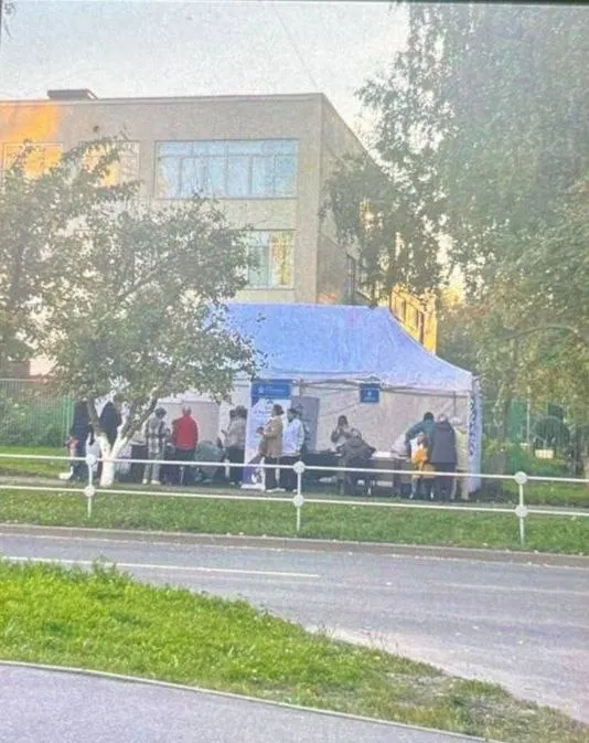 Возле школы в Новоюжном районе развернули два мобильных пункта проекта «Шаг к здоровью», что вызывает дебаты о природе мероприятия и его связях с партийной повесткой.