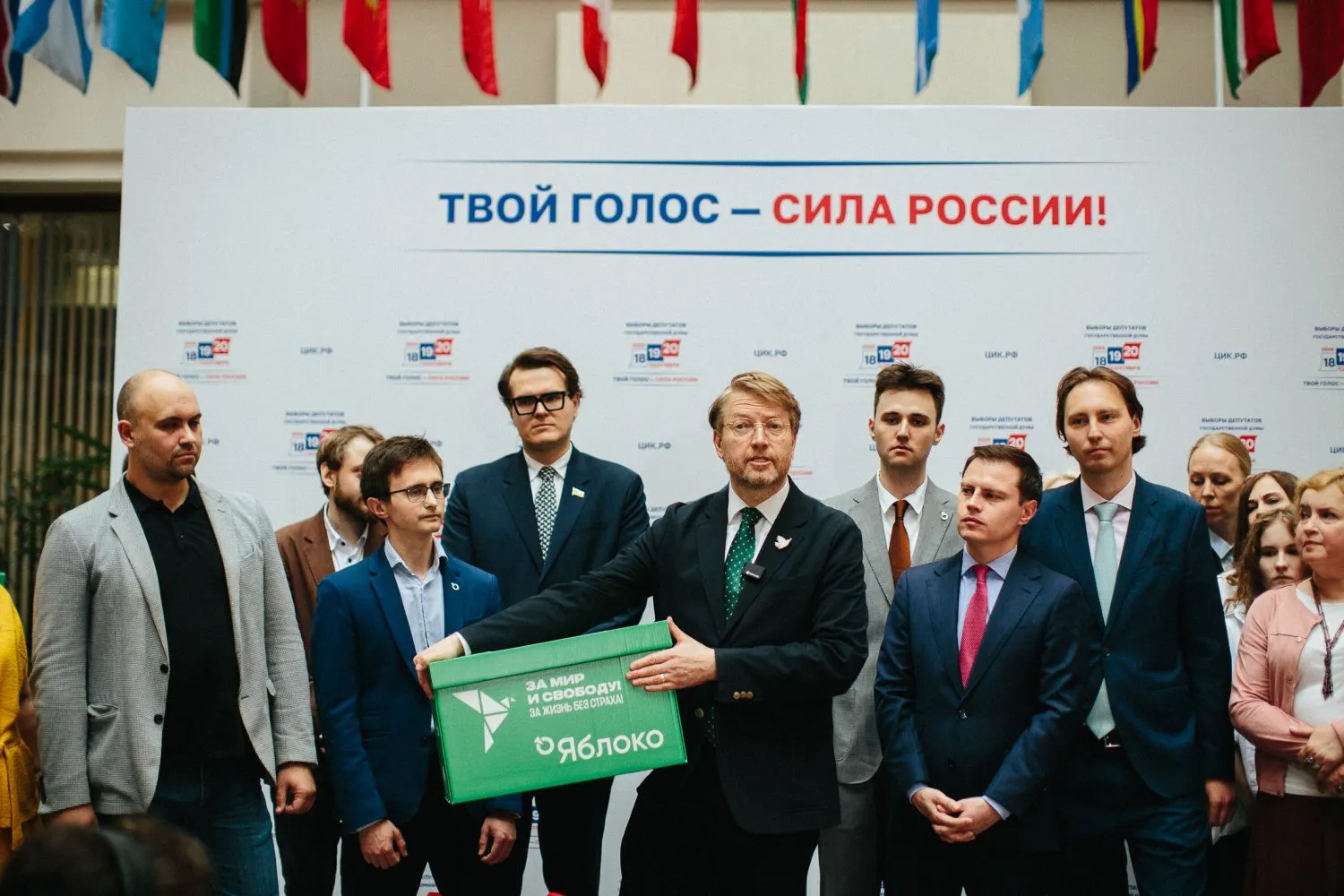 Около 100 наблюдателей кандидата от Яблока не пустили на голосование в Центральном административном округе Москвы; партия намерена подать жалобу в ЦИК.