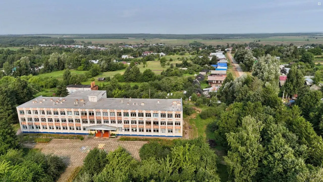 Дрон попал в жилой дом в деревне Нискасы, начался пожар; подробности и последствия уточняются.