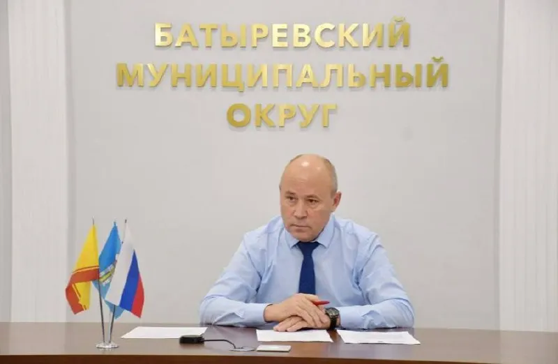 Следствие считает, что около 14 млн рублей, предназначенных для переселения жителей аварийного дома в Батырево, направили на ремонт администрации и служебного кабинета, а также на фиктивные документы для страховых выплат.
