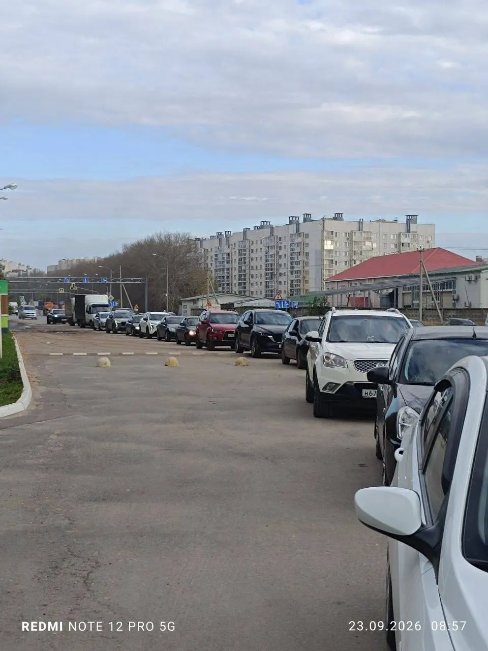 Автолюбители стоят в очередях у АЗС в Чебоксарах на фоне затяжного топливного кризиса и остановки крупных НПЗ после серий беспилотных атак.