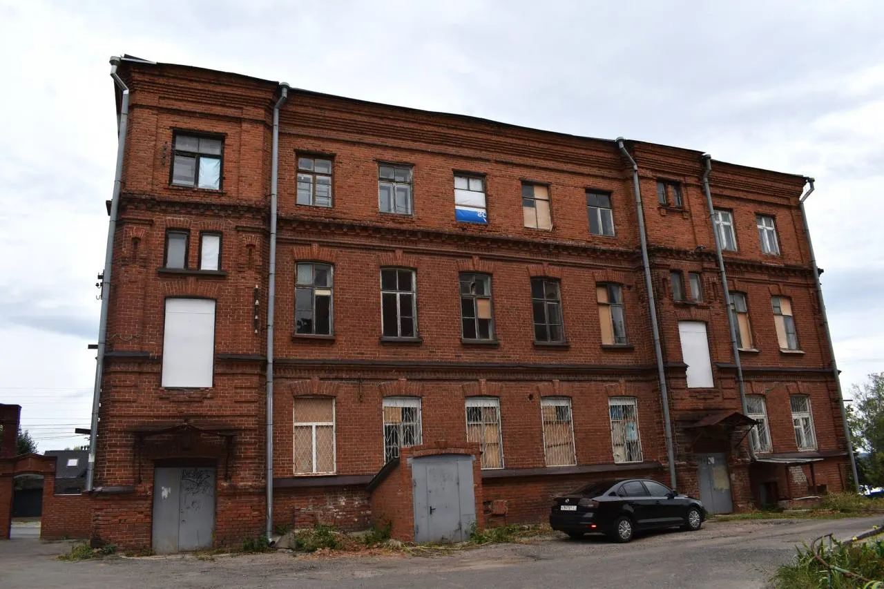 В Чувашии выставлены на продажу два памятника: бывшая Порецкая учительская семинария и казённый винный склад; власти ищут частного инвестора для реставрации и сохранения объектов.