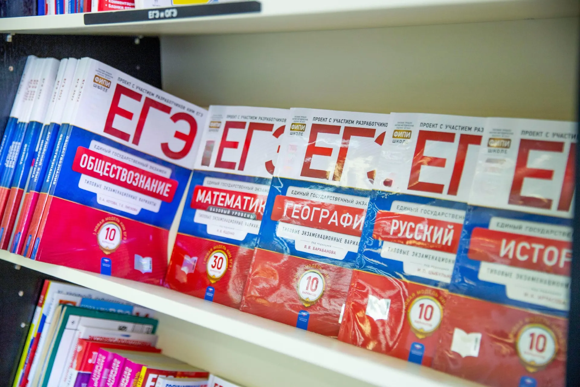 Изменения в ЕГЭ приведут к увеличению числа заданий по двум предметам, при этом время экзаменов останется прежним.