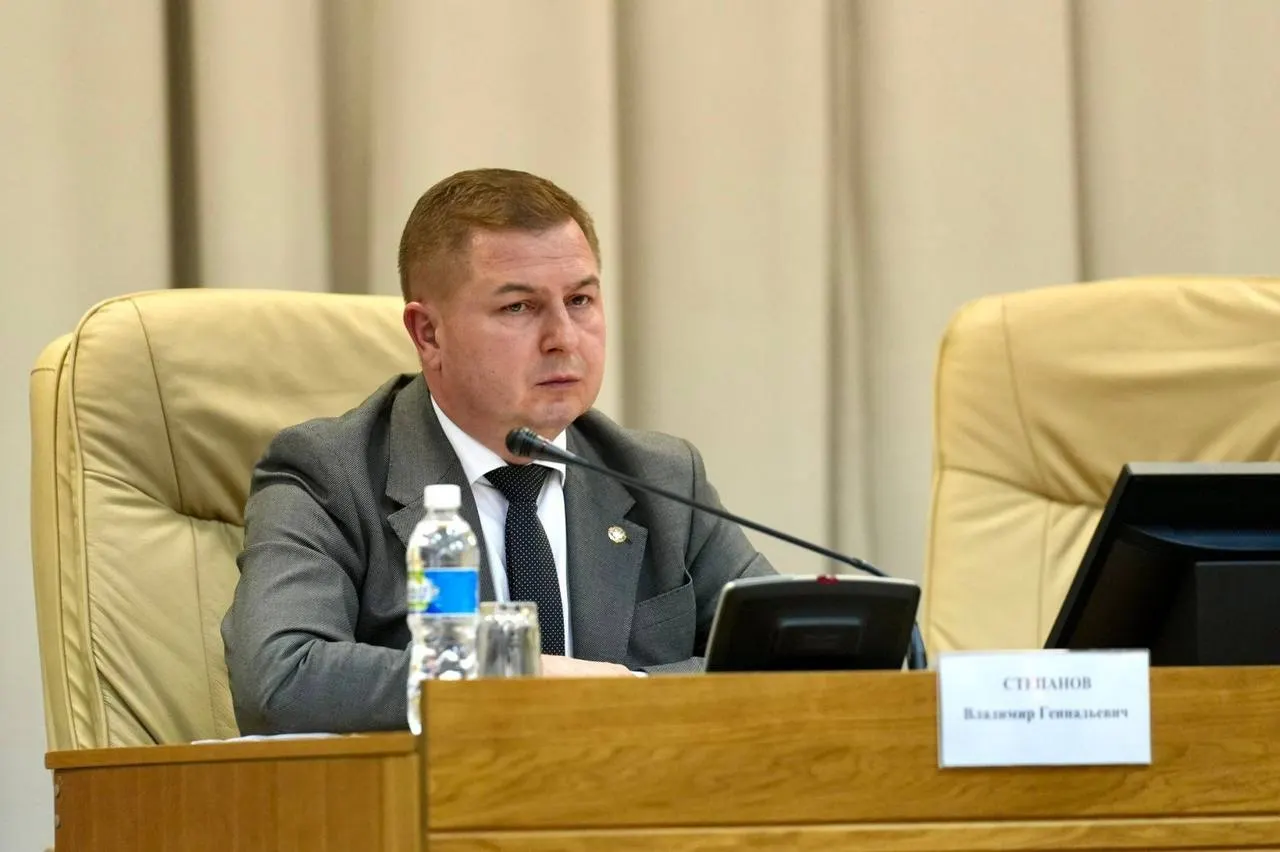 По собственному желанию уходит вице-премьер Владимир Степанов; это второе кадровое изменение в регионе за месяц.
