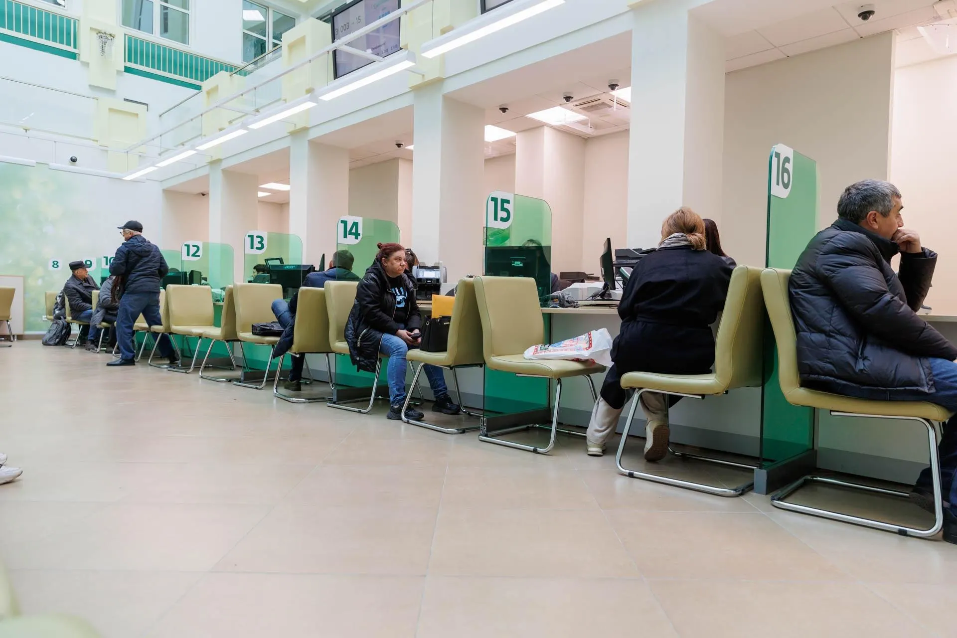 Аналитики рассматривают вероятные сценарии долговой напряженности и их влияние на обычные семьи.