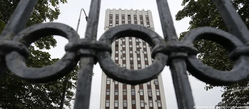Список ограничительных мер охватывает граждан, покинувших страну; в перечень вошло 12 человек, среди которых Михаил Ходорковский и Екатерина Шульман.