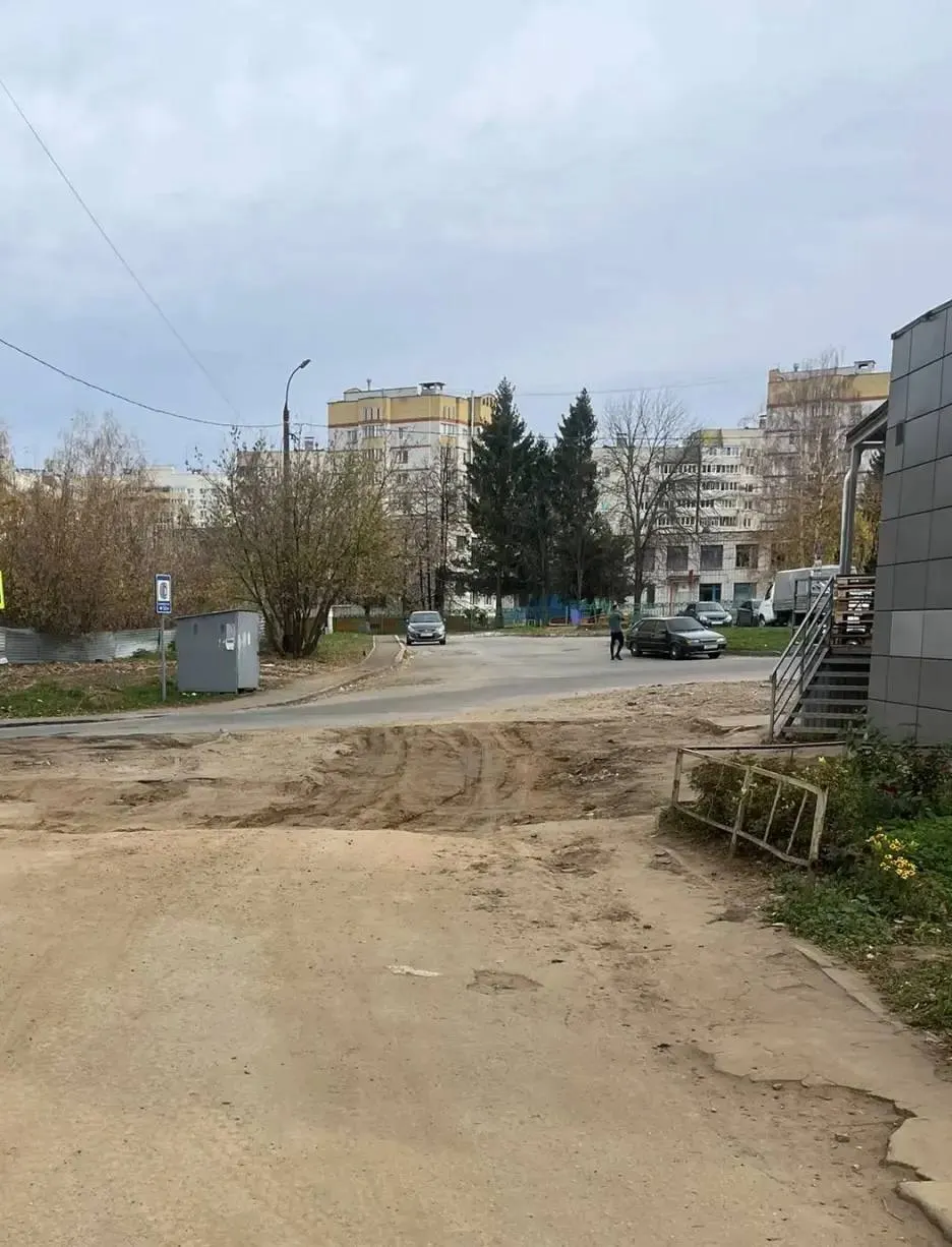 Жители Чебоксар жалуются на не восстановленную дорогу после замены трубопровода компанией «Т Плюс»; обещают ремонт только в следующем году.