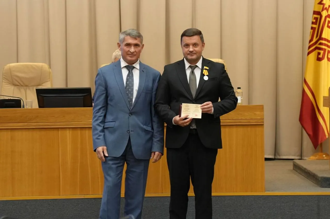Депутата наградили за активную законотворческую работу и многолетний труд; в тексте упоминаются его должности в комитетах и семейный бизнес, а также спорные эпизоды вокруг деятельности.
