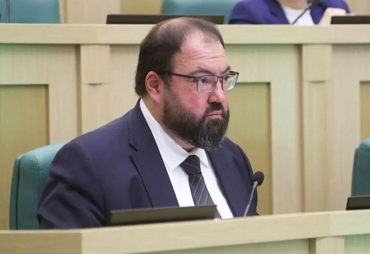 На фоне нападений беспилотников обсуждаются меры безопасности дата-центров; информацию озвучил министр цифрового развития на IT-комитете Госдумы.