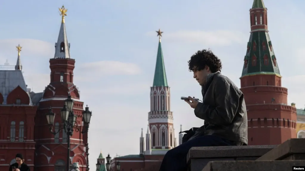 Законопроект предусматривает идентификацию возраста пользователей в соцсетях и сокращение времени онлайн для несовершеннолетних; вопросы обсуждаются на федеральном уровне, приводят примеры зарубежной практики.