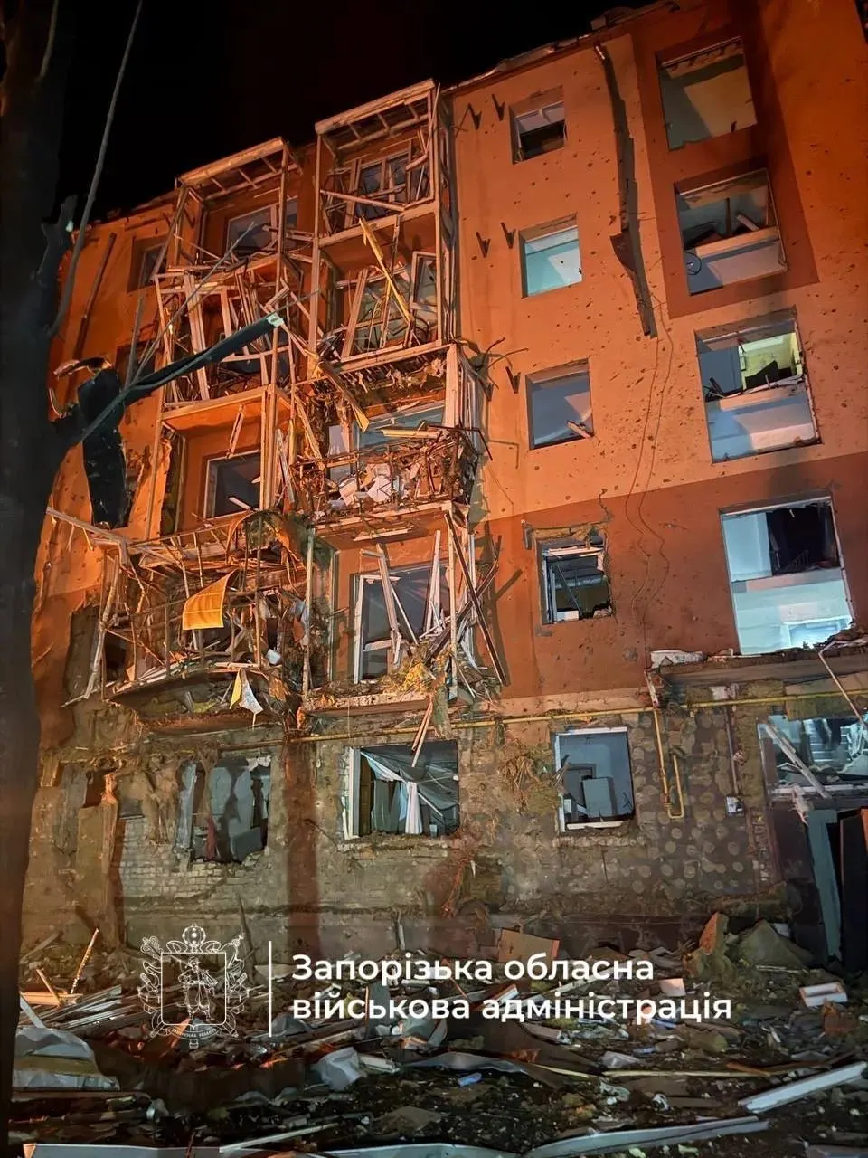 За ночь над регионами России сбито 610 украинских беспилотников; атаки зафиксированы в нескольких регионах. Рязанский НПЗ частично остановил работу; по делу о призывах к терроризму приговорён бывший продюсер. США заморозили новые санкции против РФ.